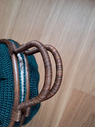 Bolso de crochet con asas de bambú.