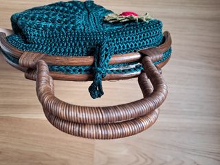 Bolso de crochet con asas de bambú.
