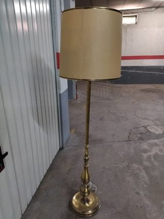 Lámpara de pie metal dorada