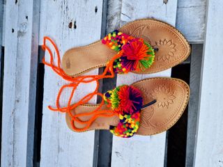 Sandalias planas multicolor con pompones