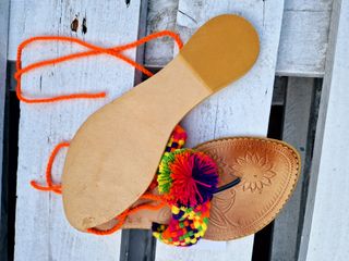 Sandalias planas multicolor con pompones
