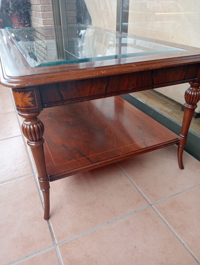 Mesa baja de madera y cristal