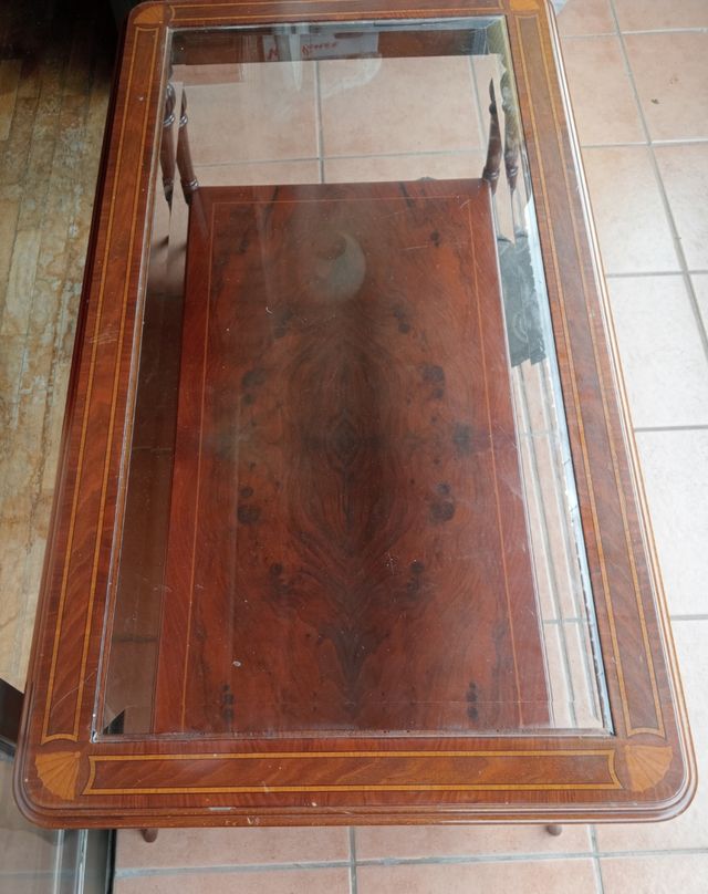 Mesa baja de madera y cristal