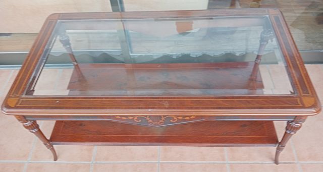 Mesa baja de madera y cristal