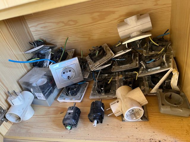 Lote de enchufes y conectores eléctricos