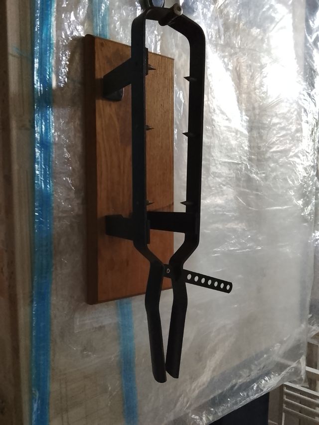 Jamonero de madera y metal