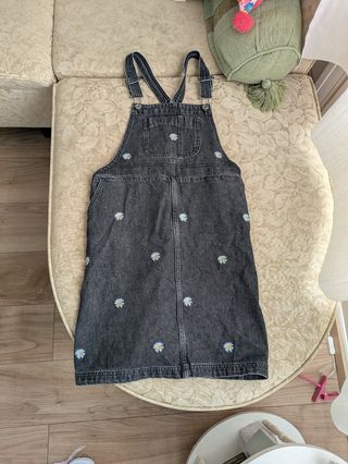 Vestido peto vaquero con flores bordadas