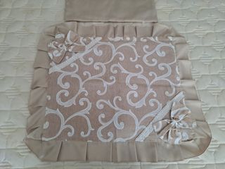 Copri forno e piano cottura beige con fiocchi