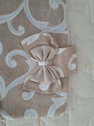 Copri forno e piano cottura beige con fiocchi