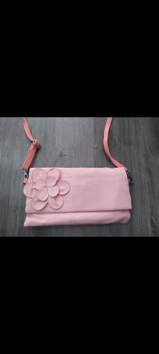 Bolso rosa con flor.