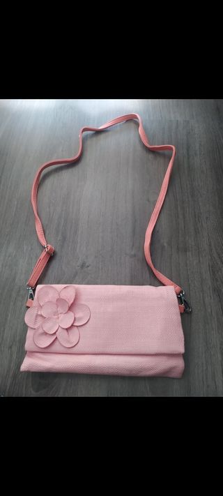 Bolso rosa con flor.