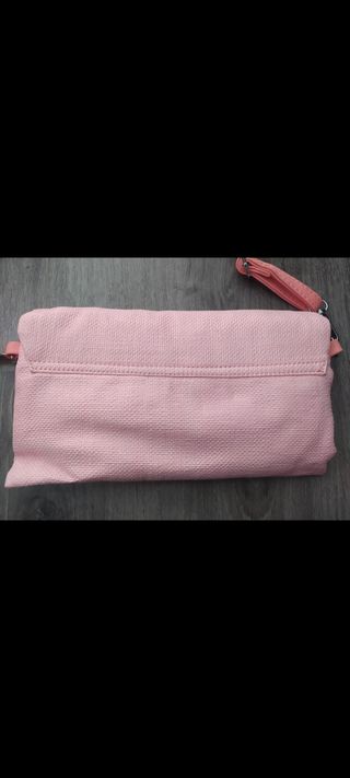 Bolso rosa con flor.