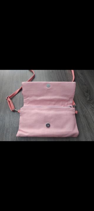 Bolso rosa con flor.