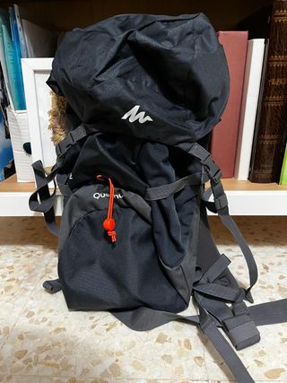Mochila de montaña Quechua negra y gris