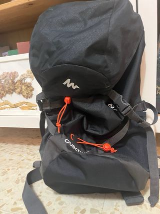 Mochila de montaña Quechua negra y gris