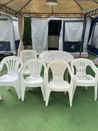 Mesa y 10 sillas de plástico