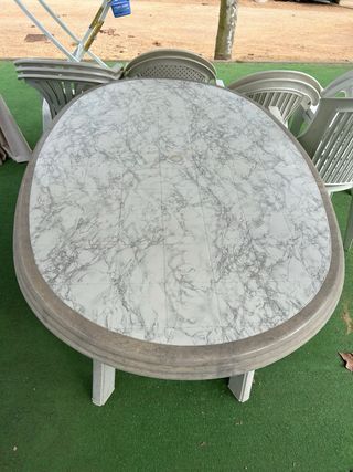 Mesa y 10 sillas de plástico