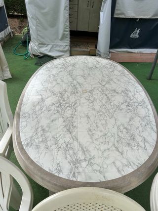 Mesa y 10 sillas de plástico