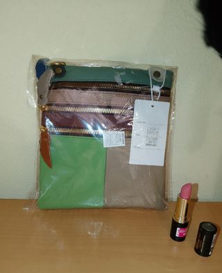 Bolso de piel multicolor.
Correa en el interior.
