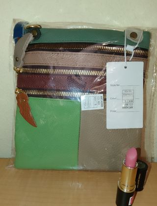 Bolso de piel multicolor.
Correa en el interior.