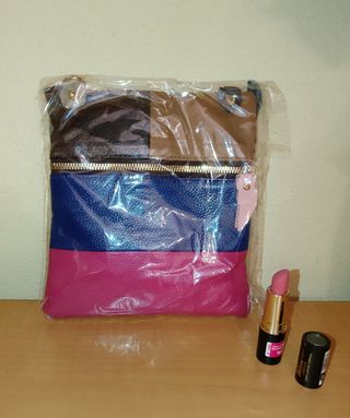 Bolso de piel multicolor.
Correa en el interior.