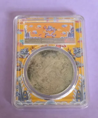 Moneda PCGS dragón China 1 Dollar