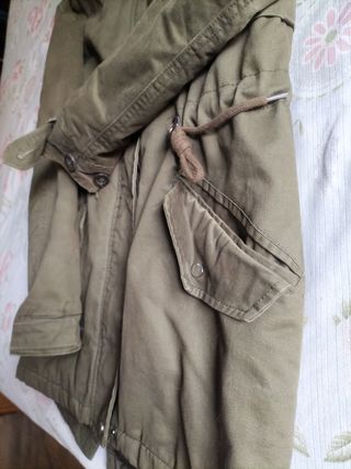 Chaqueta parka Bershka verde con capucha
