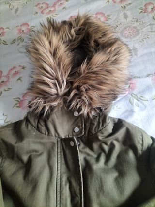 Chaqueta parka Bershka verde con capucha