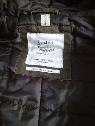 Chaqueta parka Bershka verde con capucha