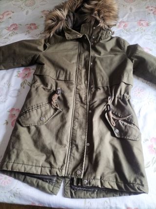 Chaqueta parka Bershka verde con capucha