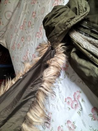 Chaqueta parka Bershka verde con capucha