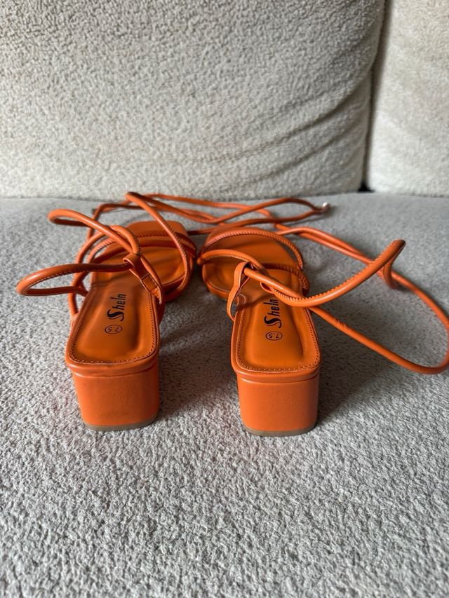 Sandalias naranjas Shein con tiras