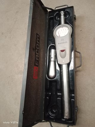 Llave dinamométrica FACOM con medidor