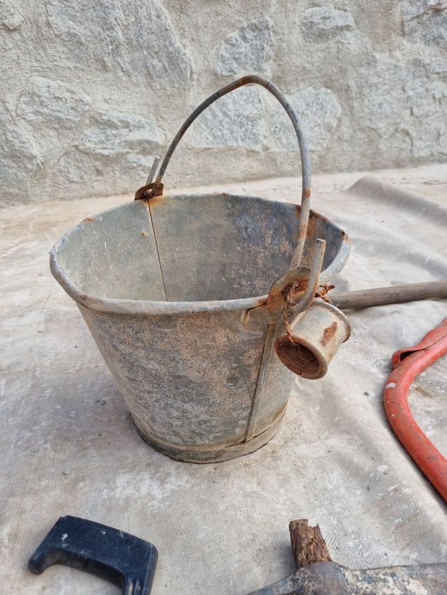 Cubo metálico antiguo