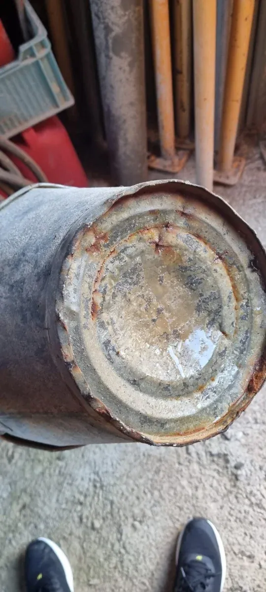 Cubo metálico antiguo