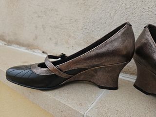 Zapatos de pulsera negros y dorados