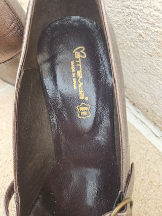 Zapatos de pulsera negros y dorados
