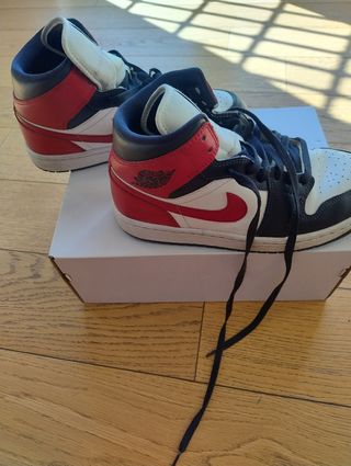 Air Jordan 1 Mid Scarpe Rosse Bianche e nere
