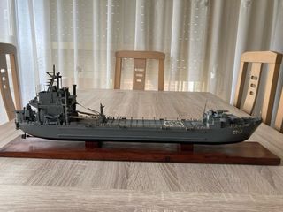 Maqueta de barco militar. Largo 60 cm, ancho 7,5 c