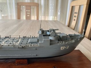 Maqueta de barco militar. Largo 60 cm, ancho 7,5 c