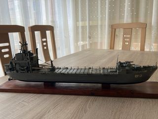Maqueta de barco militar. Largo 60 cm, ancho 7,5 c