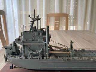 Maqueta de barco militar. Largo 60 cm, ancho 7,5 c