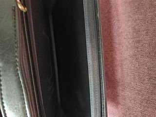 Maletín negro con detalles dorados