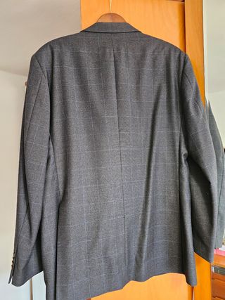 Americana de traje gris a cuadros