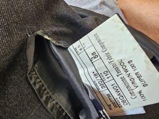 Americana de traje gris a cuadros