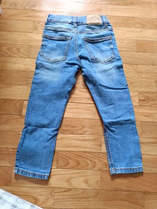 Pantalón vaquero niño. Zara 3-4 años.