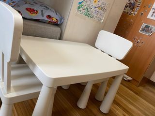 Mesa y 2 sillas infantiles blancas