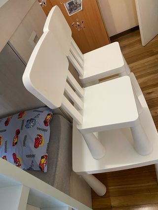 Mesa y 2 sillas infantiles blancas
