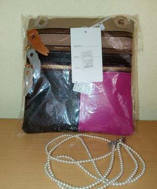 Bolso de piel multicolor.
Correa en el interior.