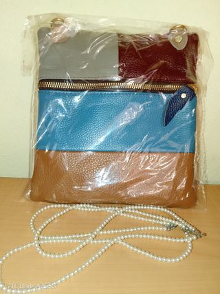 Bolso de piel multicolor.
Correa en el interior.